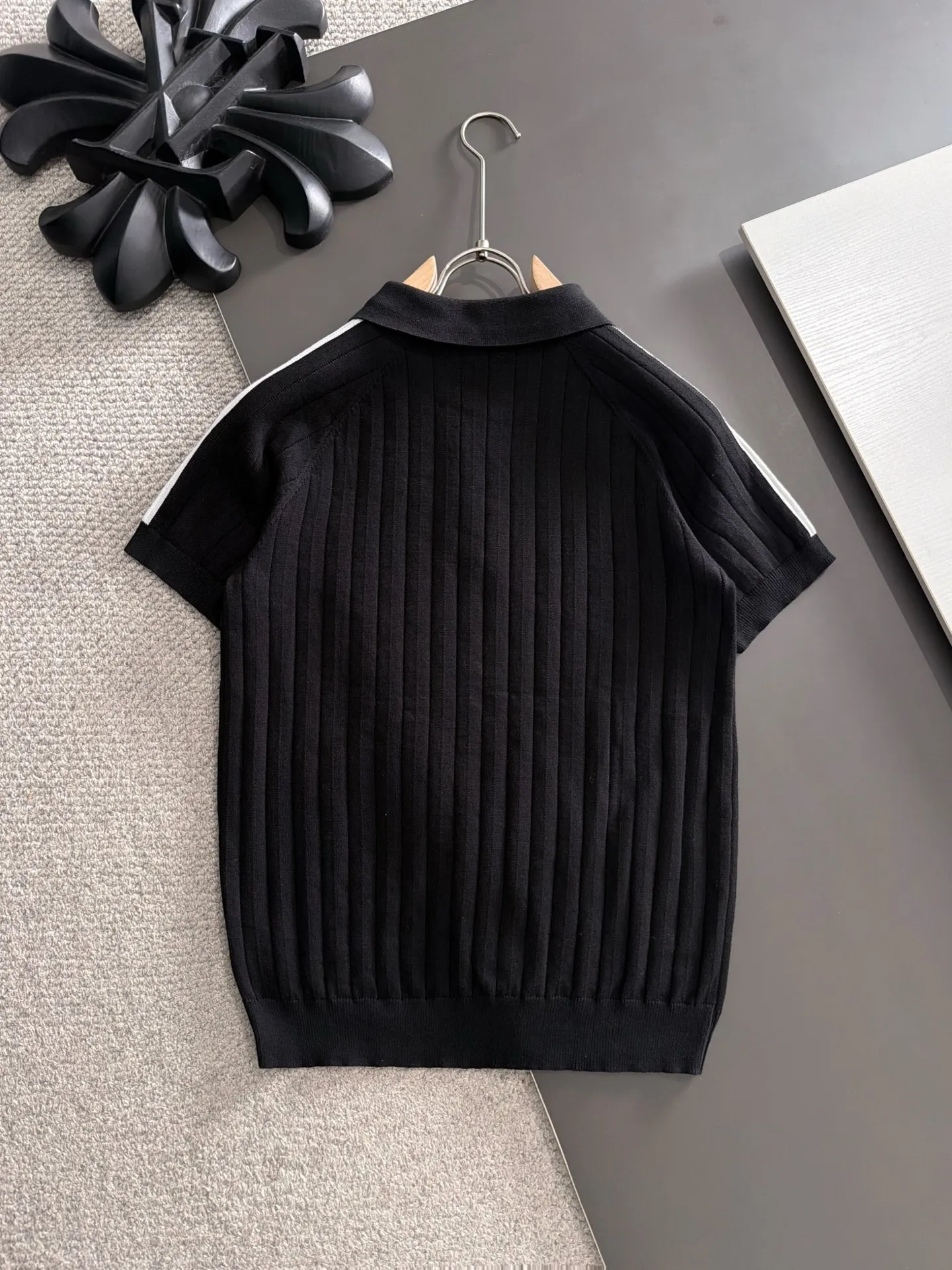 Shipping next day TR high quality - The Row 26ss New Arrival men's short-sleeved T-shirt. Like LP and BC, it belongs to the same old-money style top-notch light luxury brand. The New Arrival Original men's casual short-sleeved shirt is made of combed cotton yarn knitted imitation cotton fabric. Exclusive Premium custom-controlled raw materials. 14-needle precision knitting. The iconic waffle soul is woven. The three-dimensional texture flows with subtle light and shadow. Viewed from a distance, it is introverted. It shows when you touch it closely. It feels substantial when weighed. The upper body is also more textured than ordinary T-shirts. Fashionable Versatile Hot Sale. It is skin-friendly and comfortable to wear. Premium boutique. The upper body is made of Factory's fine workmanship. A must-have item for men. Complete with three standards. Sizes M-3XL